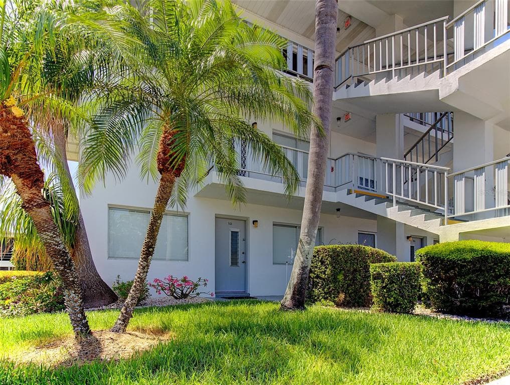 8584 111TH STREET UNIT 101 SEMINOLE, FL 33772
