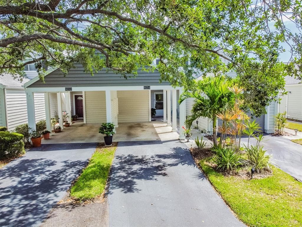 9254 WESTLINKS TERRACE SEMINOLE, FL 33777