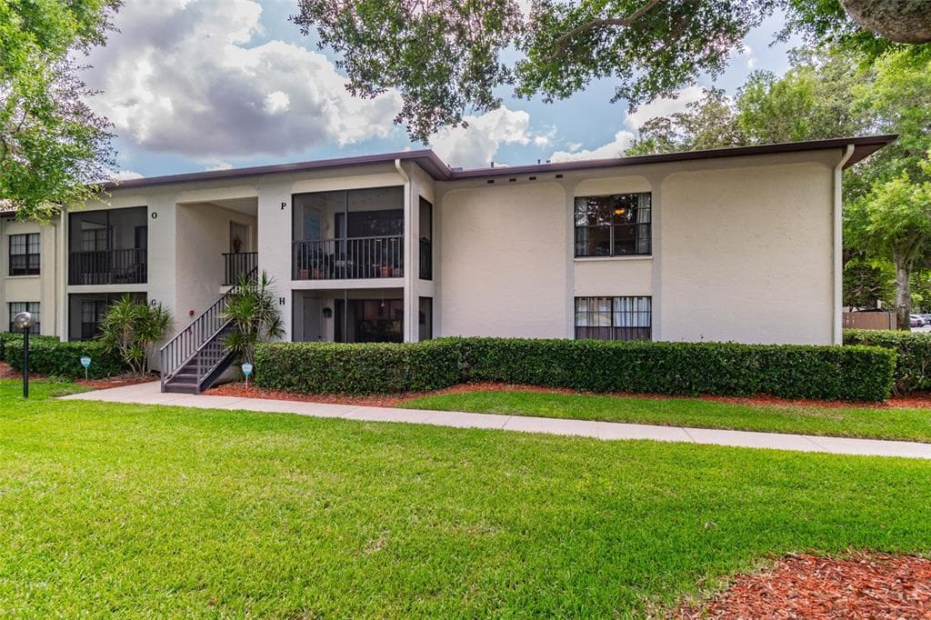 3400 CRYSTAL COURT W UNIT P PALM HARBOR, FL 34685