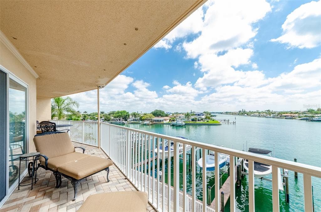 11605 3RD STREET E UNIT 305 TREASURE ISLAND, FL 33706