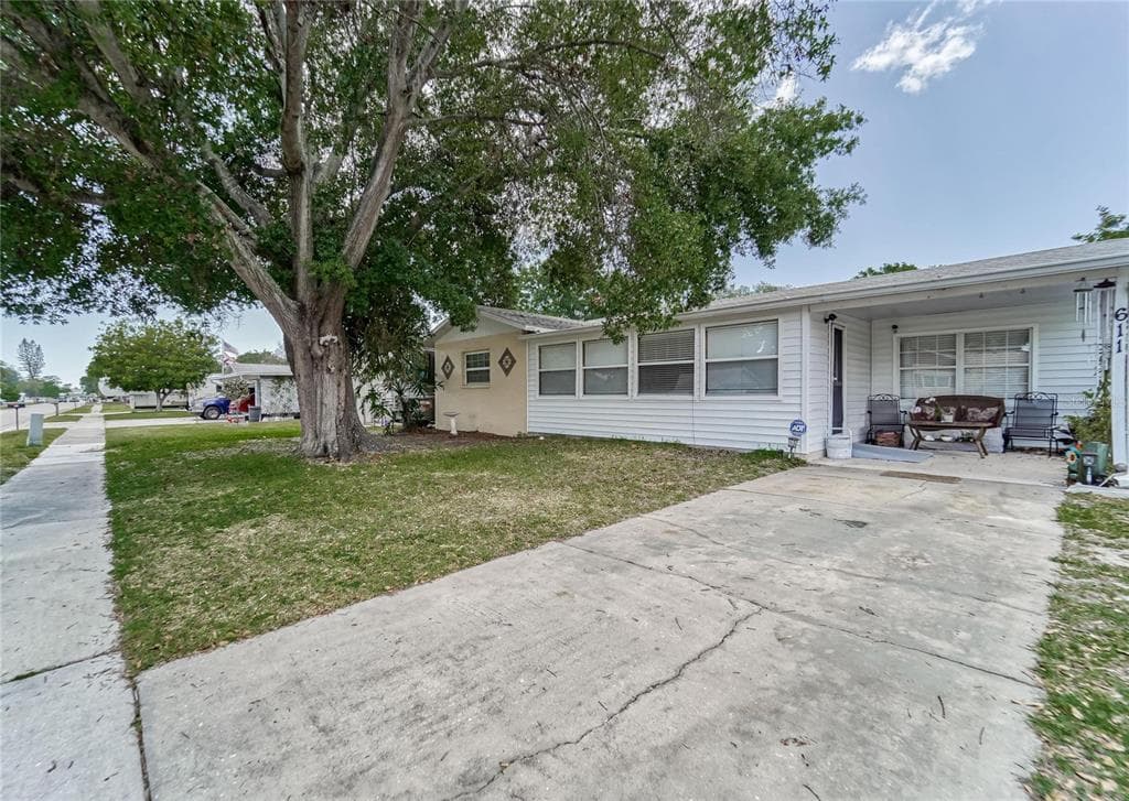 611 65TH AVENUE DRIVE W BRADENTON, FL 34207