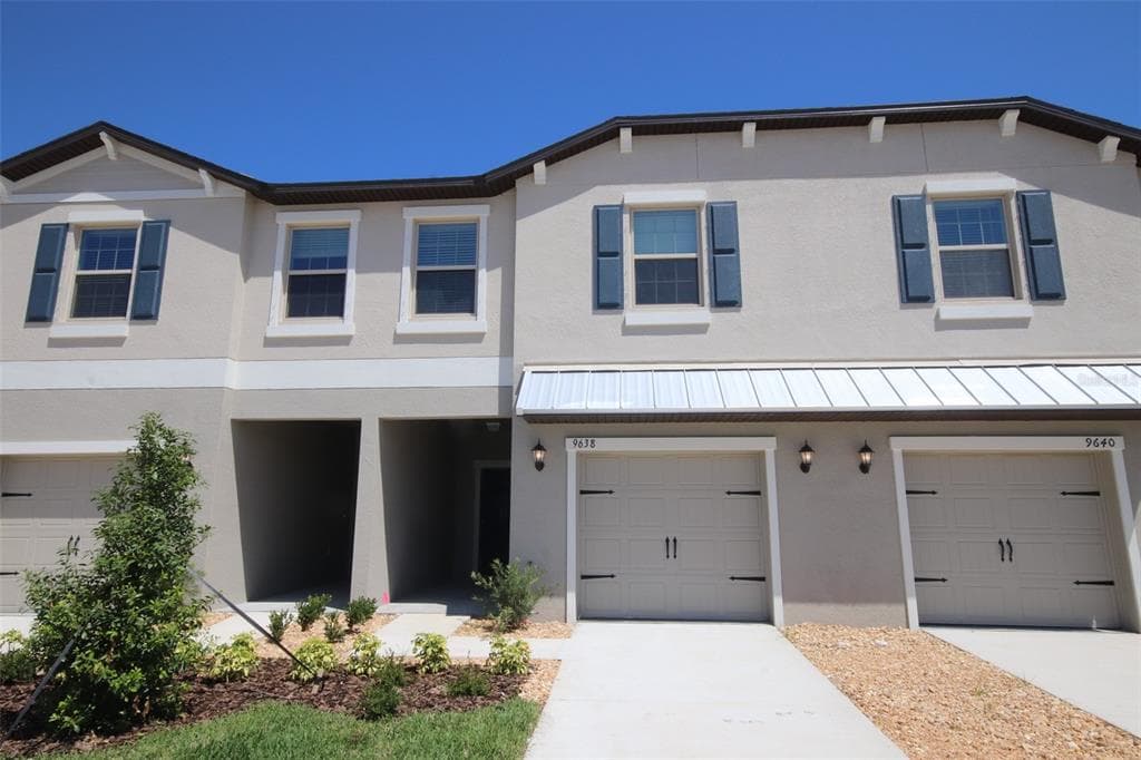 9638 PEMBROOKE PINES DR SUN CITY CENTER, FL 33573