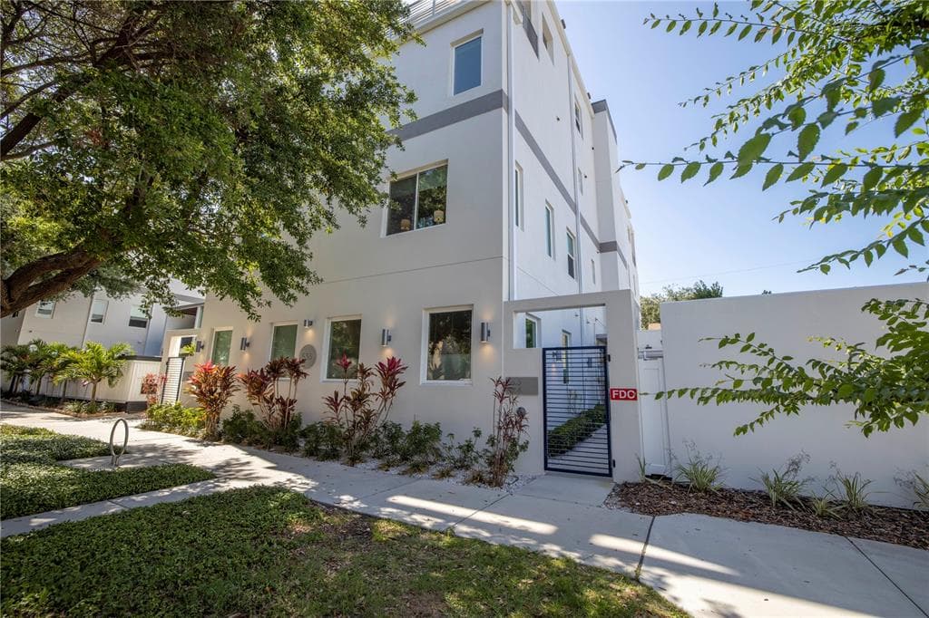 536 4TH AVENUE S UNIT 3 ST PETERSBURG, FL 33701