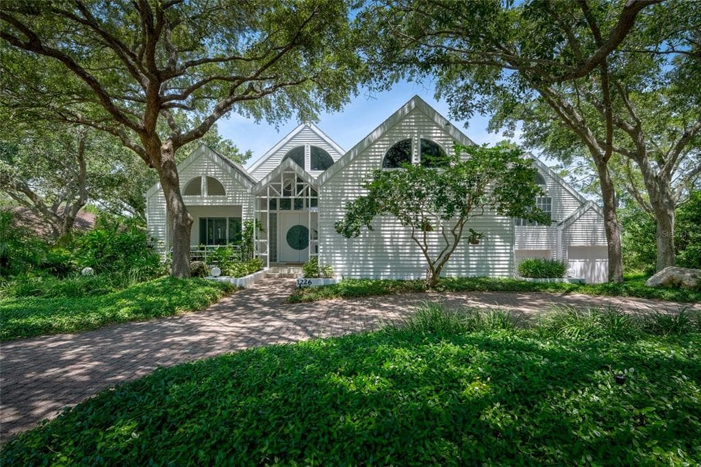 1226 WEYBRIDGE LANE