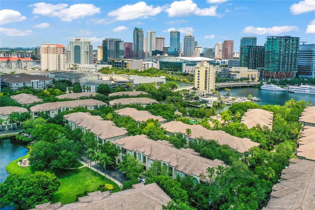 625 TROPICAL BREEZE WAY TAMPA, FL 33602