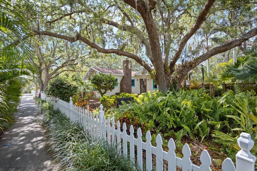 517 AVERY AVENUE CRYSTAL BEACH, FL 34681