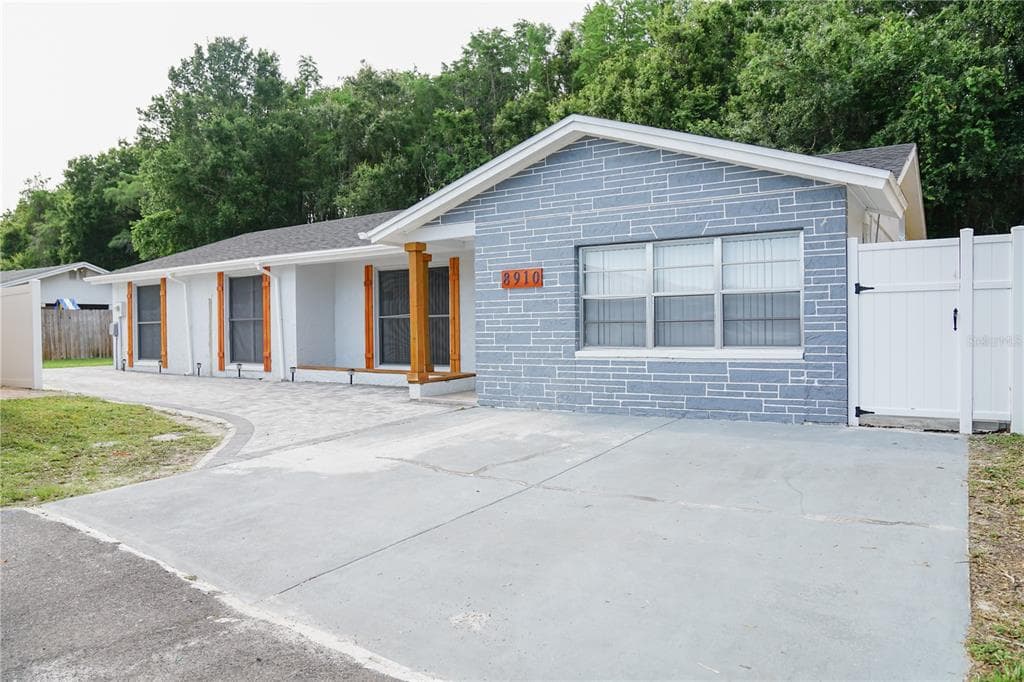 8910 HADLEY COURT TAMPA, FL 33634