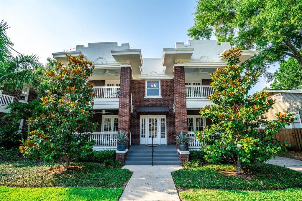 2111 W SOUTHVIEW AVENUE UNIT B TAMPA, FL 33606