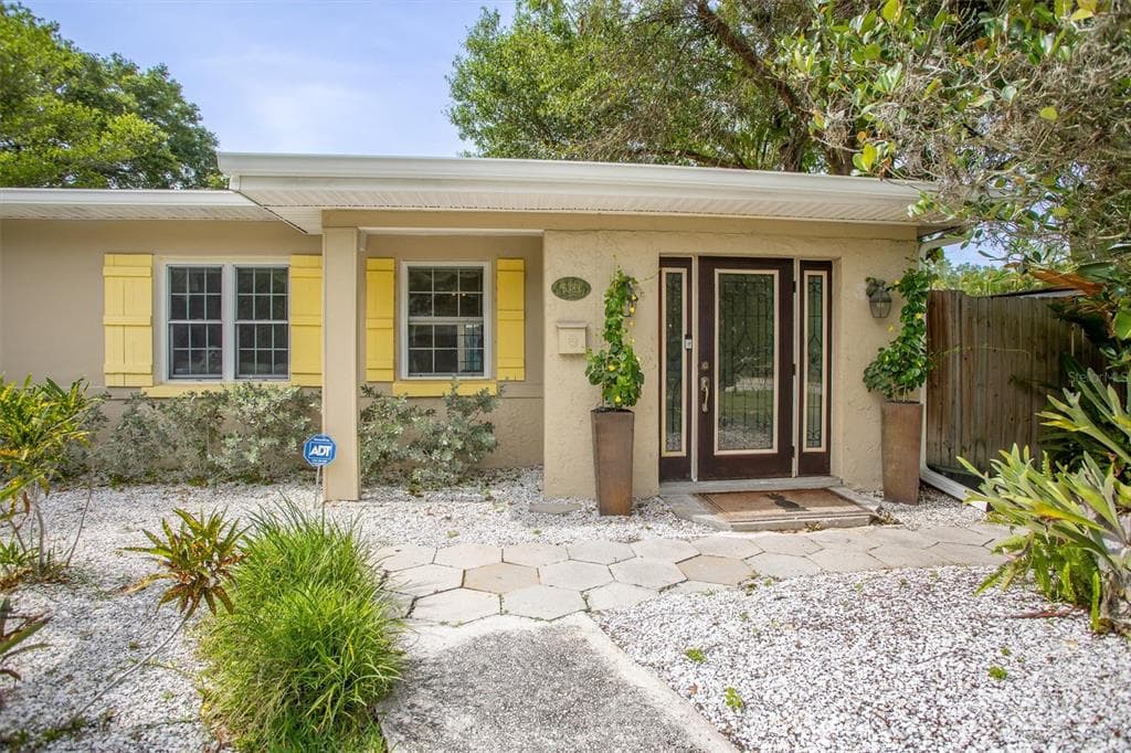 6389 2ND AVENUE N ST PETERSBURG, FL 33710
