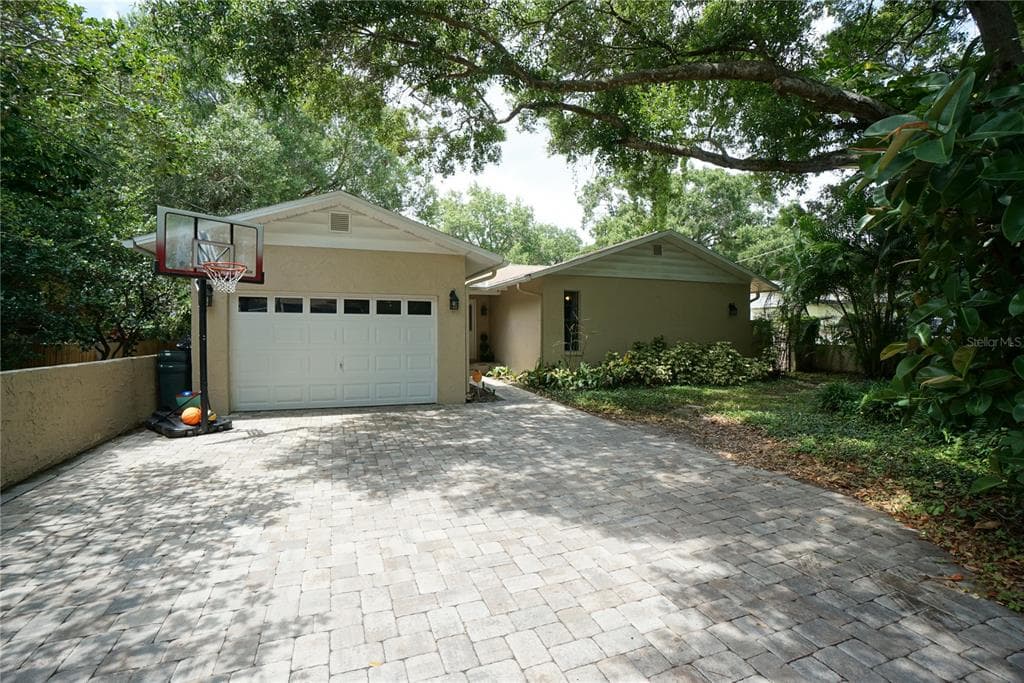 2809 W THORNTON AVENUE TAMPA, FL 33611