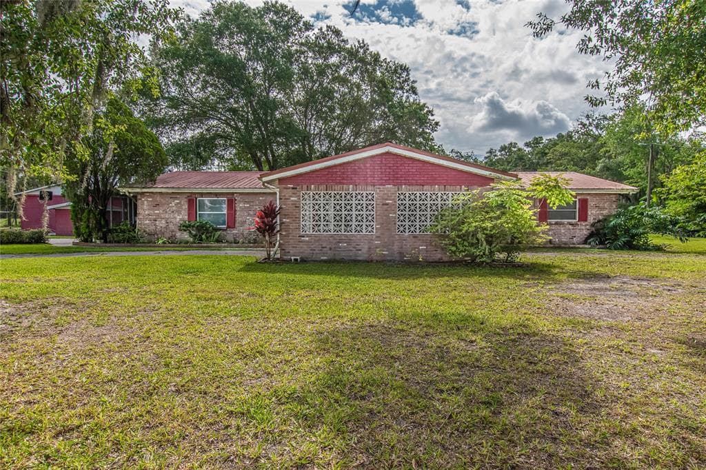 519 N WIGGINS ROAD PLANT CITY, FL 33566