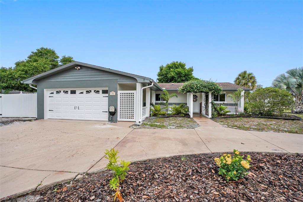 100 LIVE OAK LANE LARGO, FL 33770
