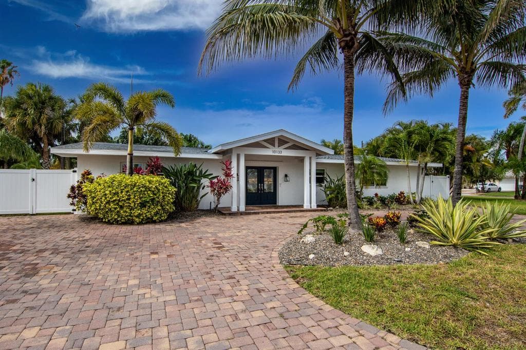 10133 YACHT CLUB DRIVE TREASURE ISLAND, FL 33706