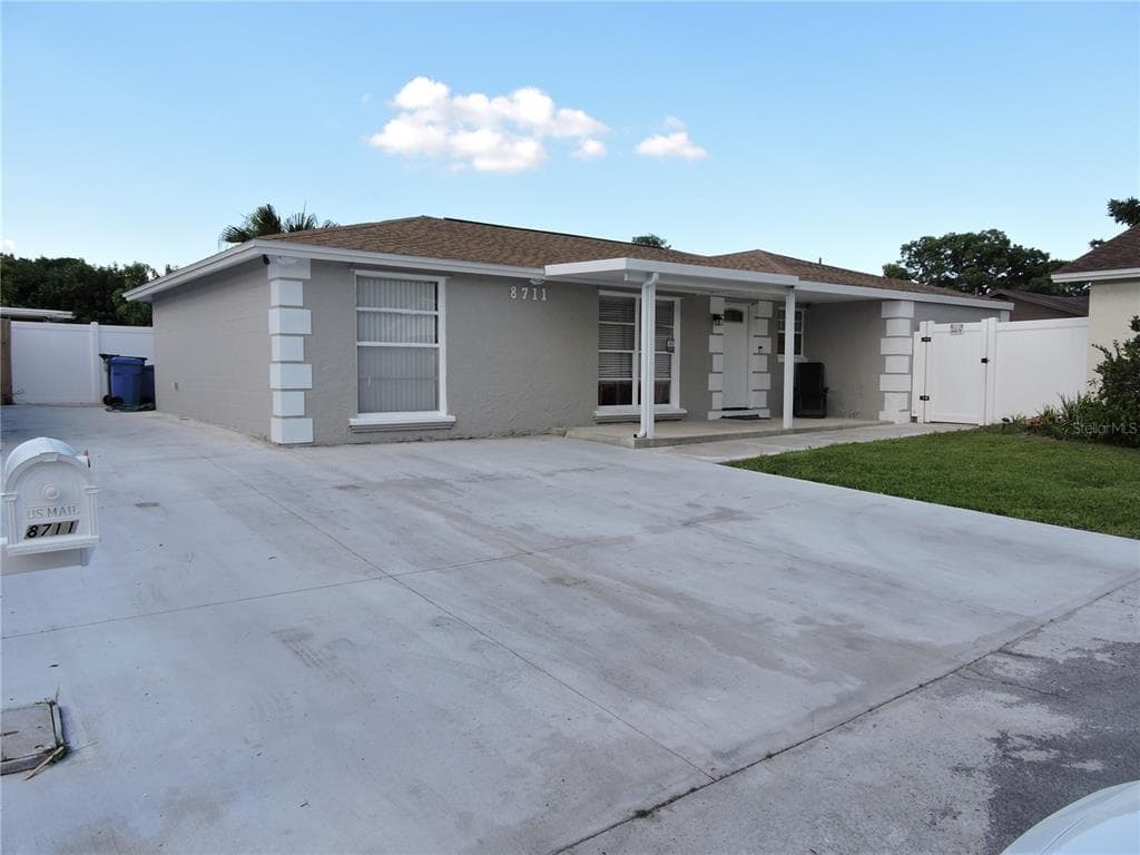 8711 FRIENDSHIP COURT TAMPA, FL 33634