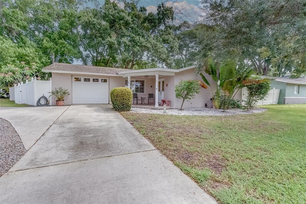 608 MERES BOULEVARD TARPON SPRINGS, FL 34689