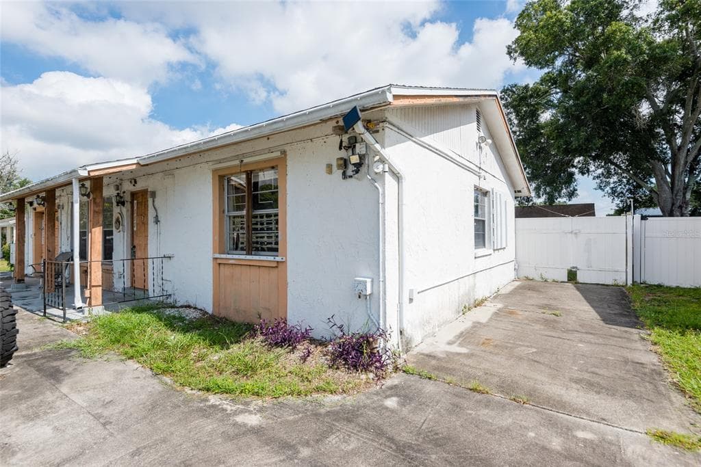 7993 SMOKETREE COURT LARGO, FL 33773