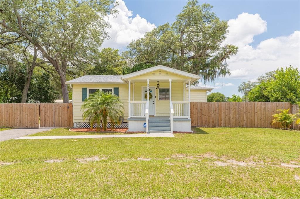 8926 N LYNN AVENUE TAMPA, FL 33604