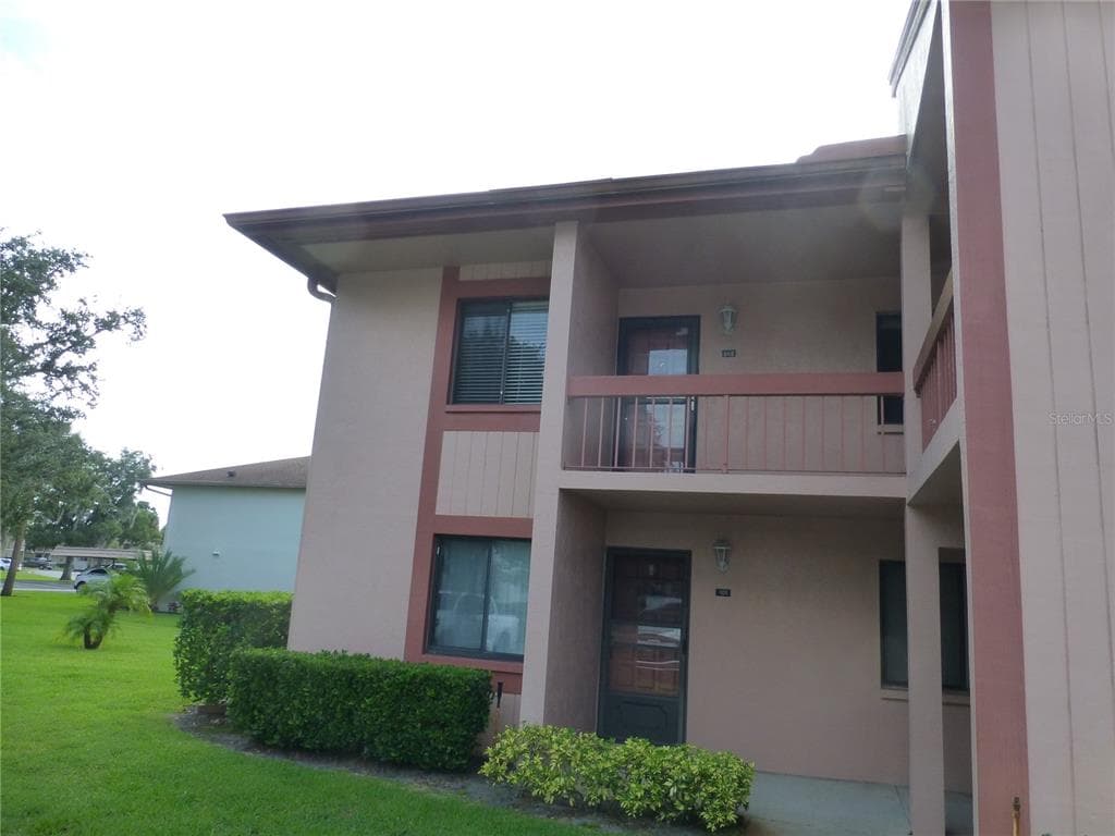 102 LAKESIDE DRIVE UNIT 6 OLDSMAR, FL 34677
