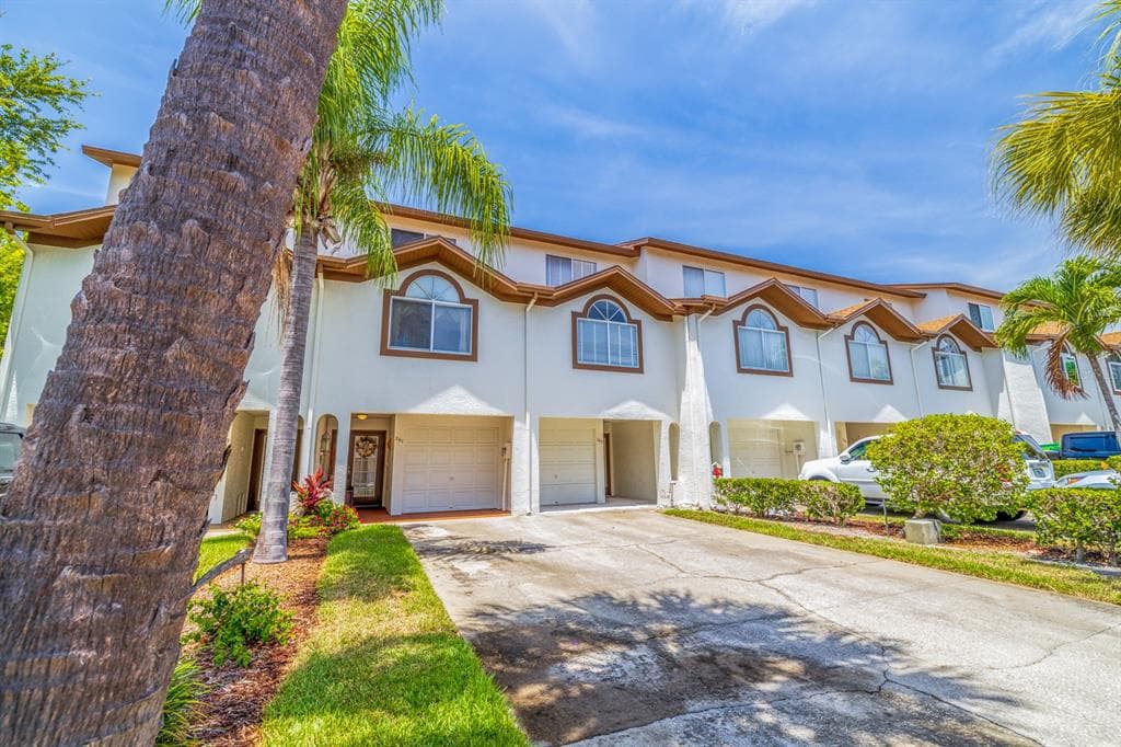 261 MADEIRA CIRCLE TIERRA VERDE, FL 33715