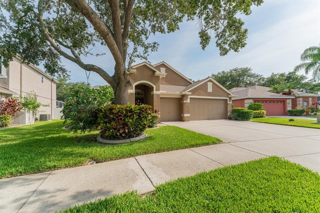 1090 BLUFFS CIRCLE DUNEDIN, FL 34698