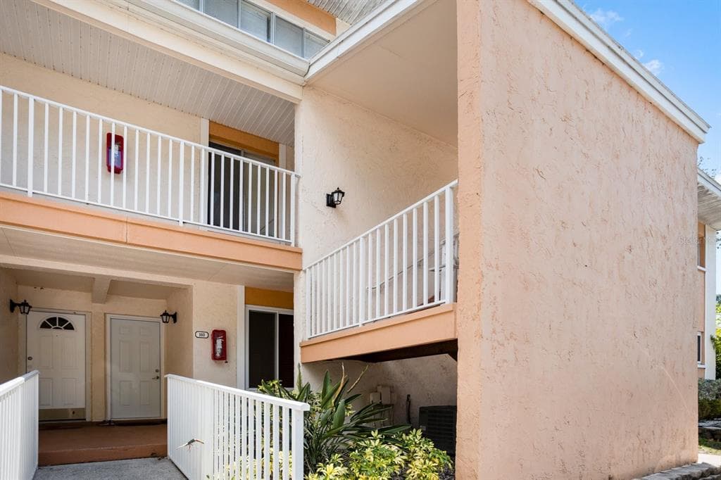 654 100TH AVENUE N UNIT 205 ST PETERSBURG, FL 33702