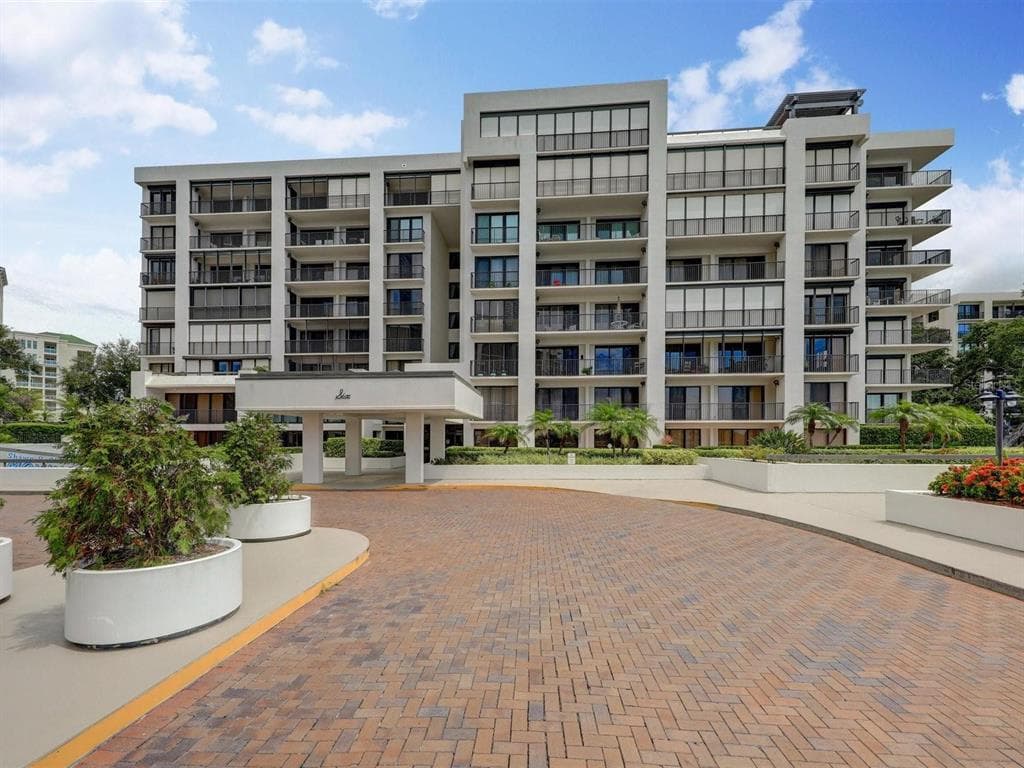 6 BELLEVIEW BOULEVARD UNIT 202 BELLEAIR, FL 33756