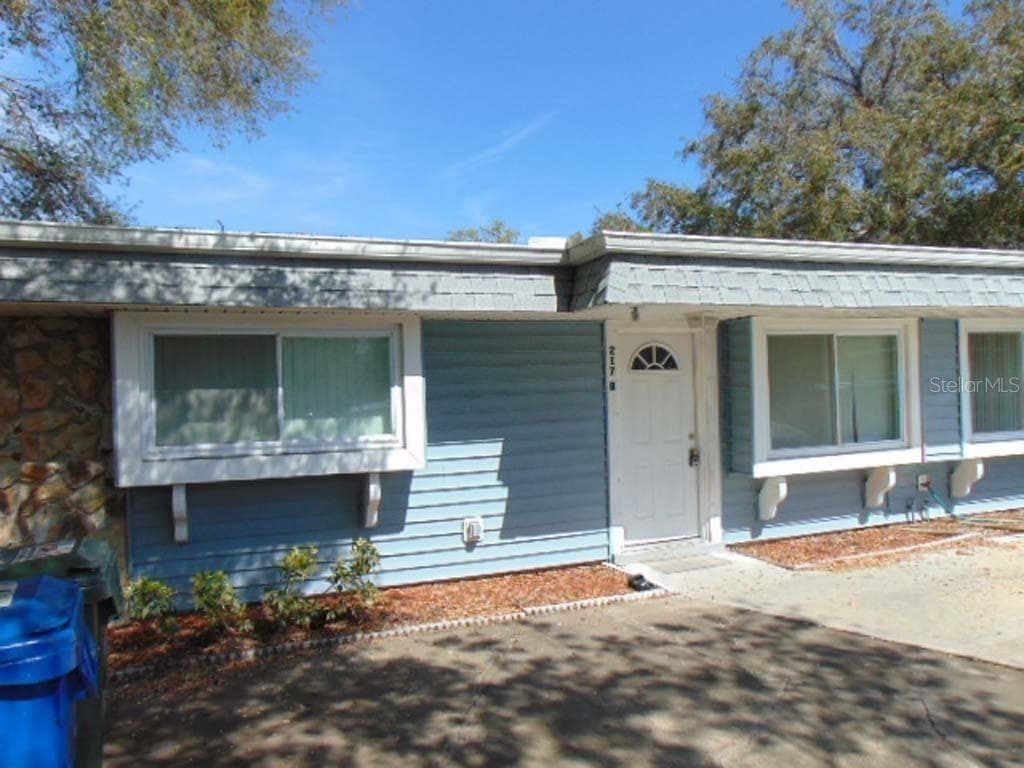 217 DEBBY COURT UNIT B LARGO, FL 33771