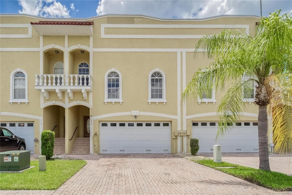 520 VILLA TREVISO COURT APOLLO BEACH, FL 33572