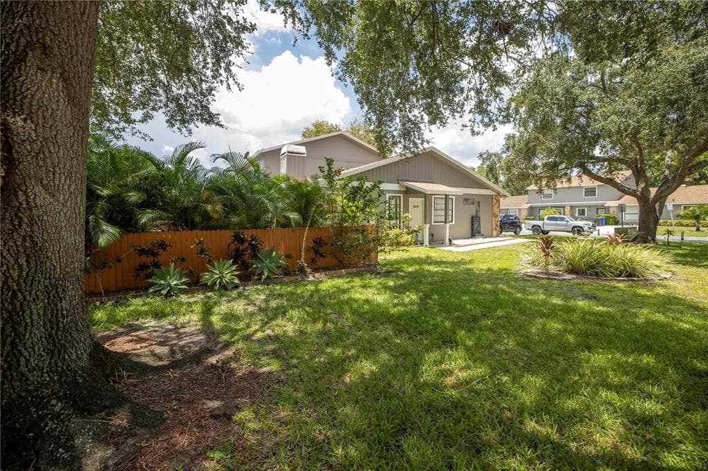 10026 LAKE OAK CIRCLE TAMPA, FL 33624