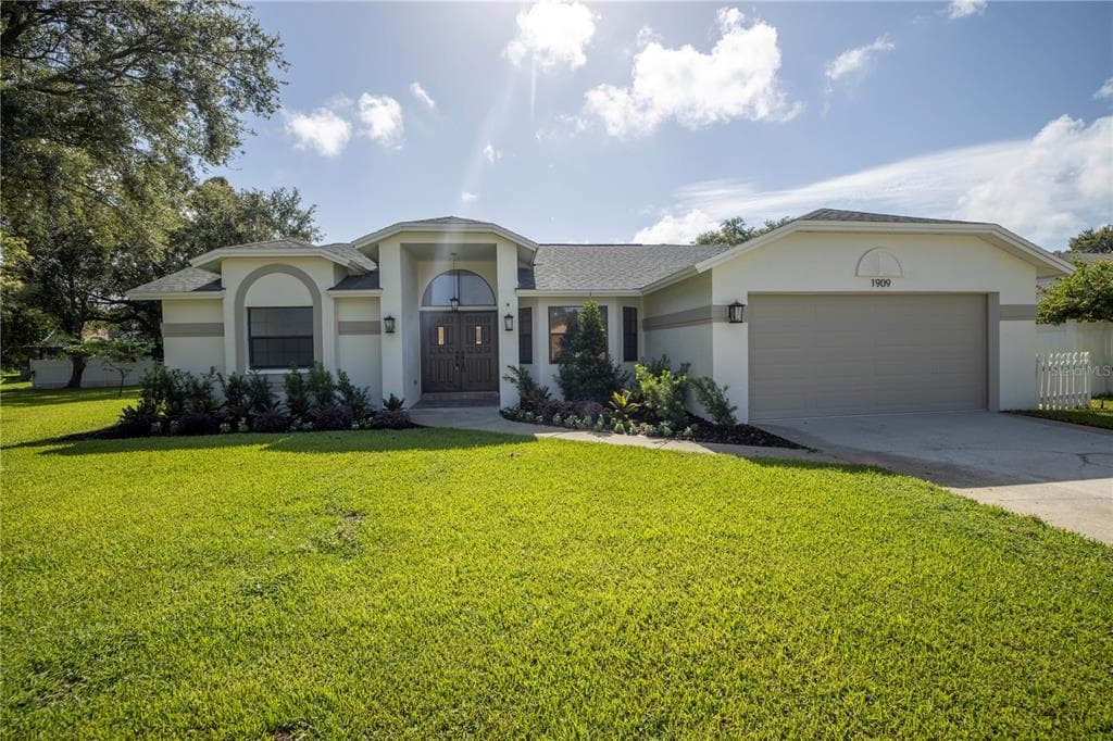 1909 GLEN LAKES CIRCLE N ST PETERSBURG, FL 33702