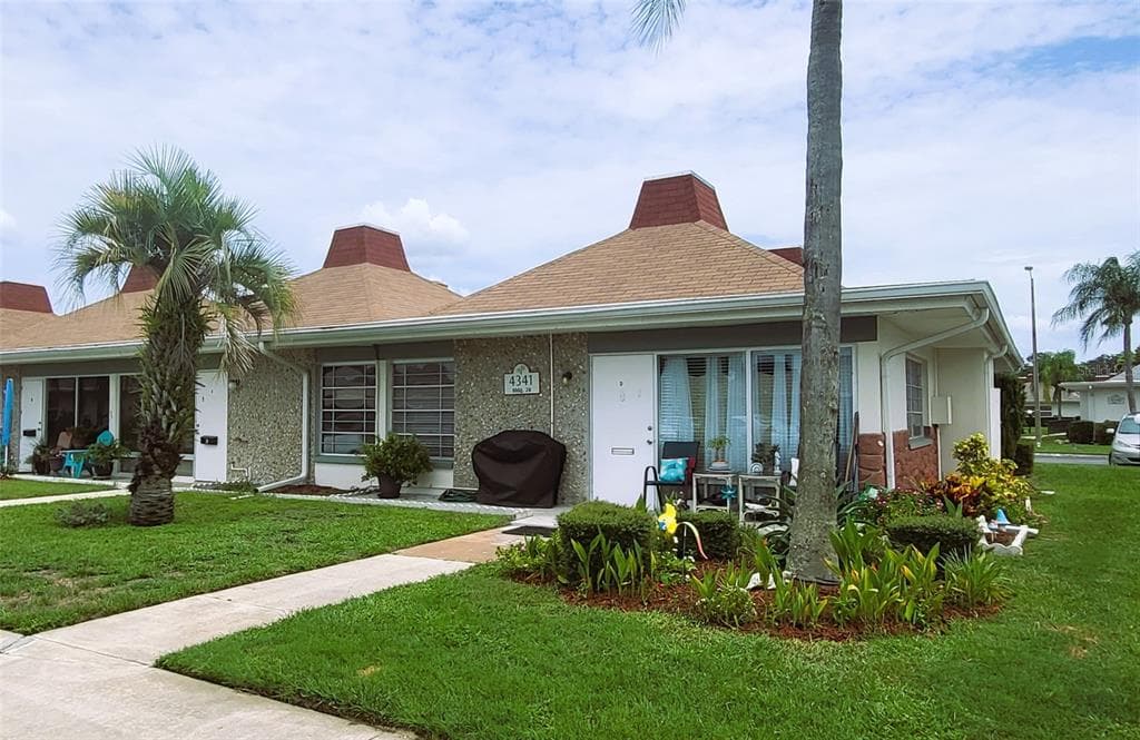 4341 TAHITIAN GARDENS CIRCLE UNIT D HOLIDAY, FL 34691
