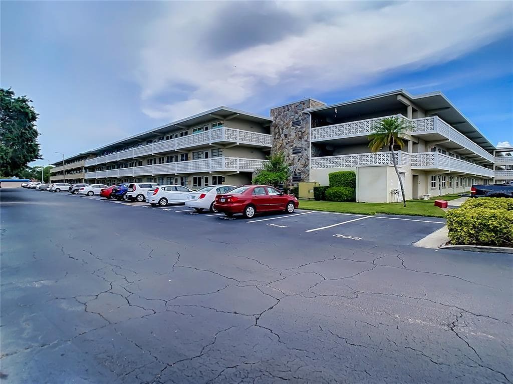 8100 DR MARTIN LUTHER KING JR STREET N UNIT 105 ST PETERSBURG, FL 33702