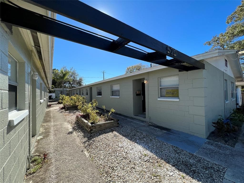 520 89TH AVENUE N UNIT 6 ST PETERSBURG, FL 33702