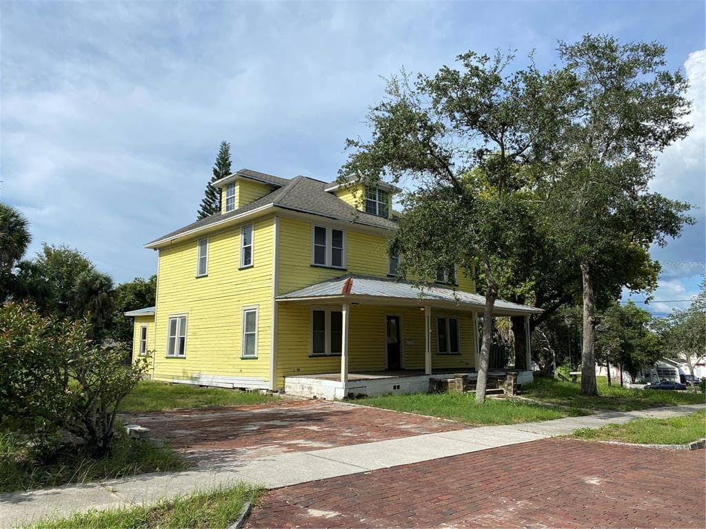 553 DIVISION STREET TARPON SPRINGS, FL 34689