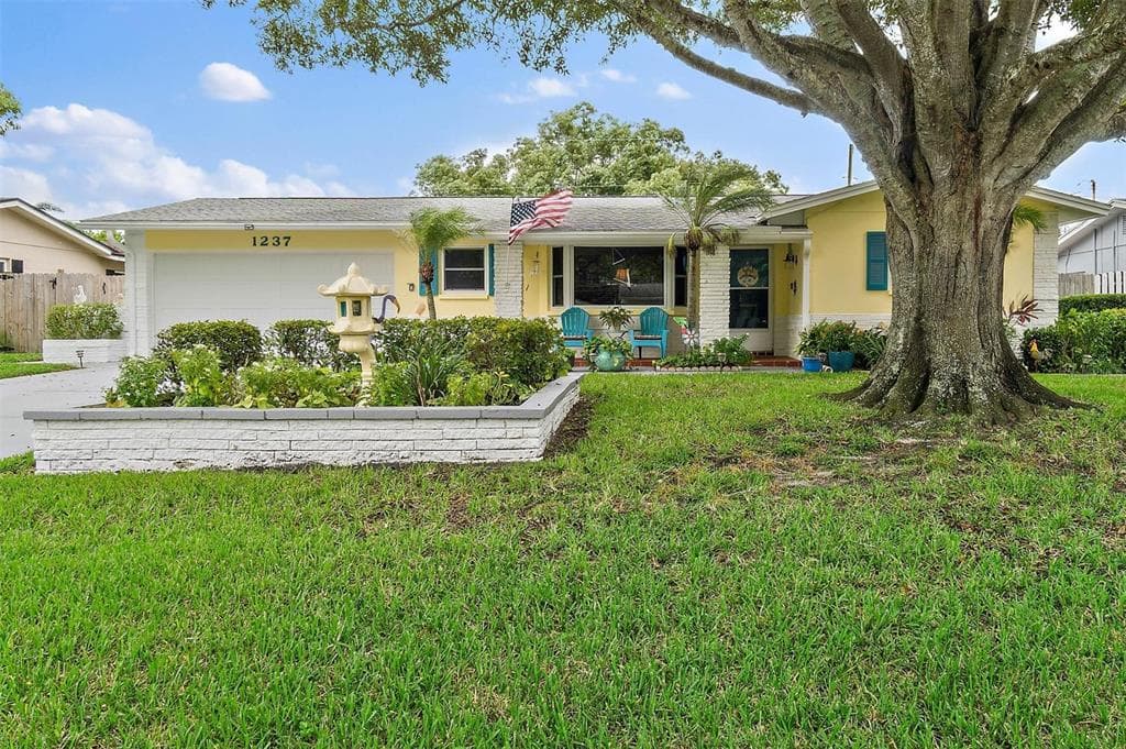 1237 HERMITAGE AVENUE CLEARWATER, FL 33764