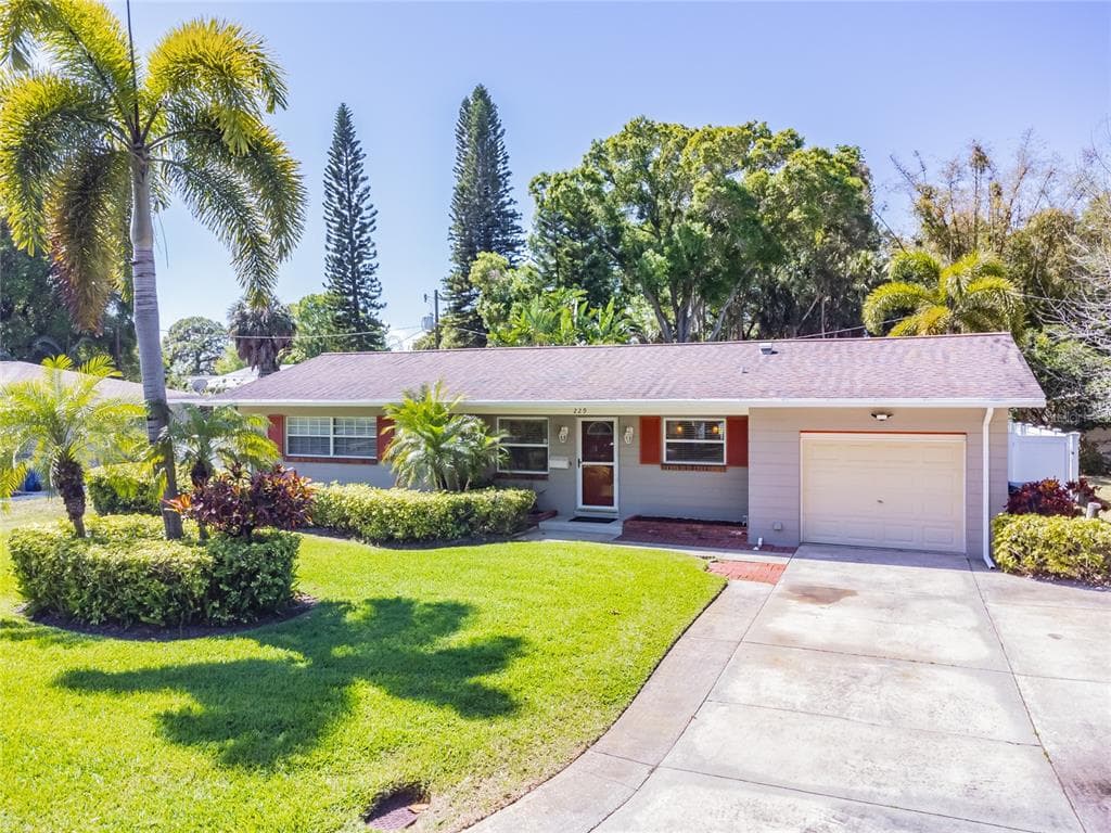 229 NW LINCOLN CIRCLE N ST PETERSBURG, FL 33702