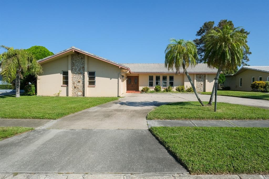 13797 PINECREST DRIVE LARGO, FL 33774