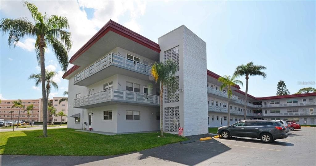 5660 80TH STREET N UNIT B205 ST PETERSBURG, FL 33709
