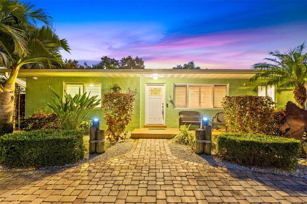 830 40TH AVENUE NE ST PETERSBURG, FL 33703