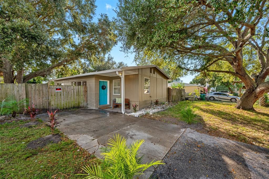 9324 90TH AVENUE SEMINOLE, FL 33777