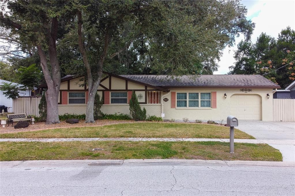 813 W 130TH AVENUE TAMPA, FL 33612