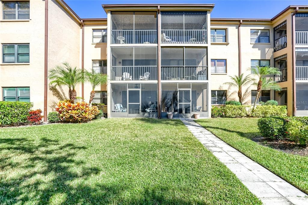 5090 BAY STREET NE UNIT 226
