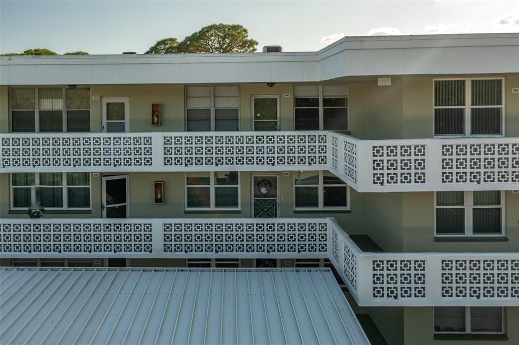4885 1ST STREET NE UNIT 306 ST PETERSBURG, FL 33703