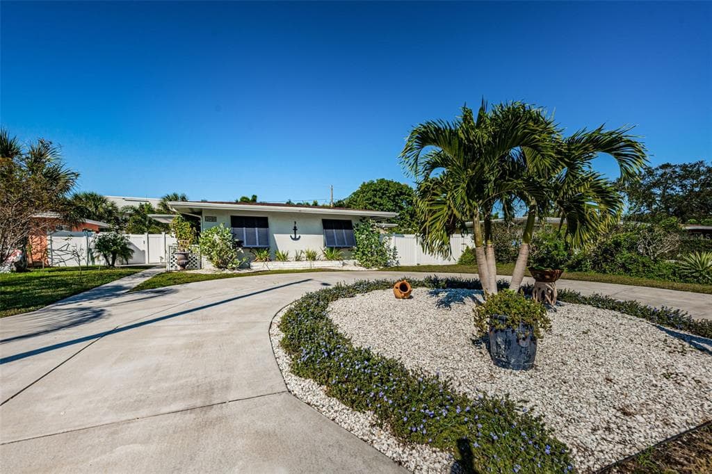 2466 TRADE WINDS DRIVE DUNEDIN, FL 34698