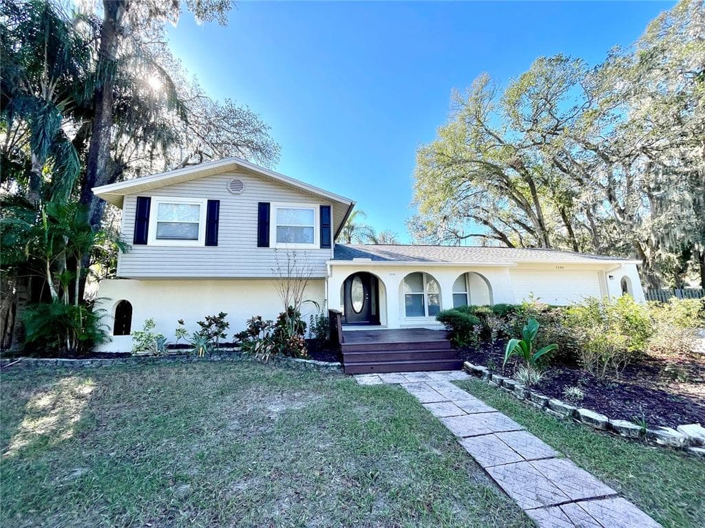 1200 LAKE VALRICO LANE VALRICO, FL 33594