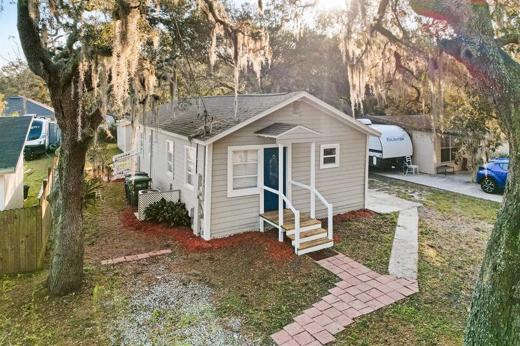8917 N WILLOW AVENUE TAMPA, FL 33604