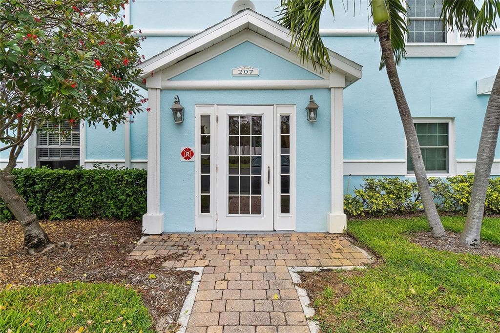 207 SEAHORSE DRIVE SE UNIT A ST PETERSBURG, FL 33705
