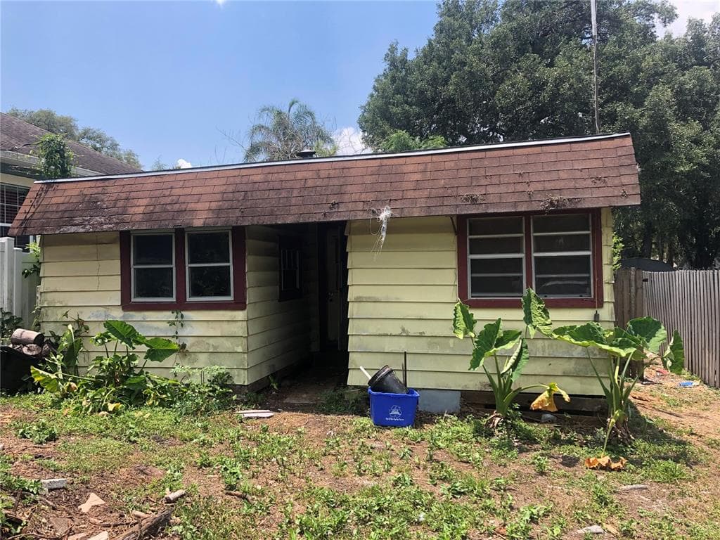 8716 N LYNN AVENUE TAMPA, FL 33604