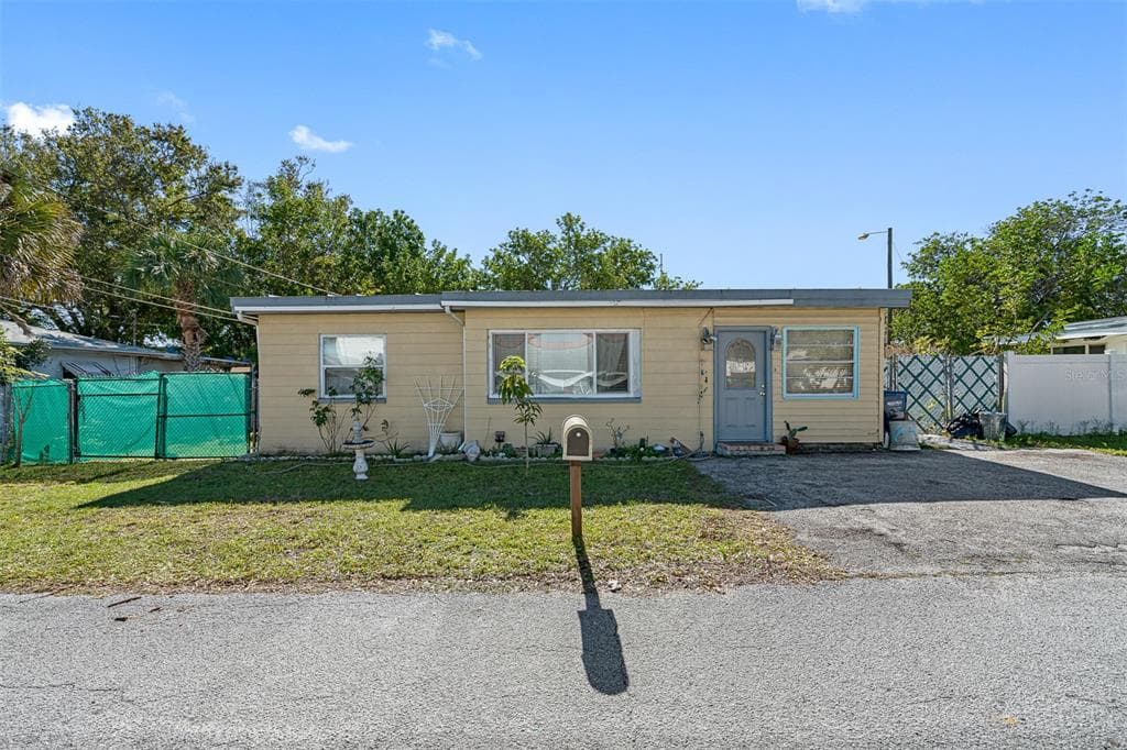 10530 LAKE DRIVE SEMINOLE, FL 33772