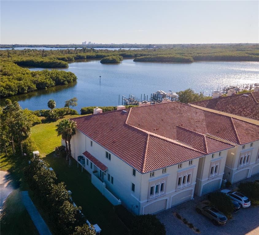 1078 PASEO DEL RIO NE ST PETERSBURG, FL 33702